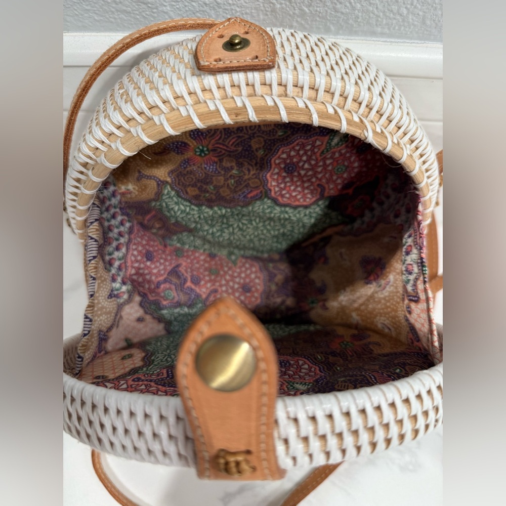 Chic rattan White and Tan Round Bag - Picture 5 of 12